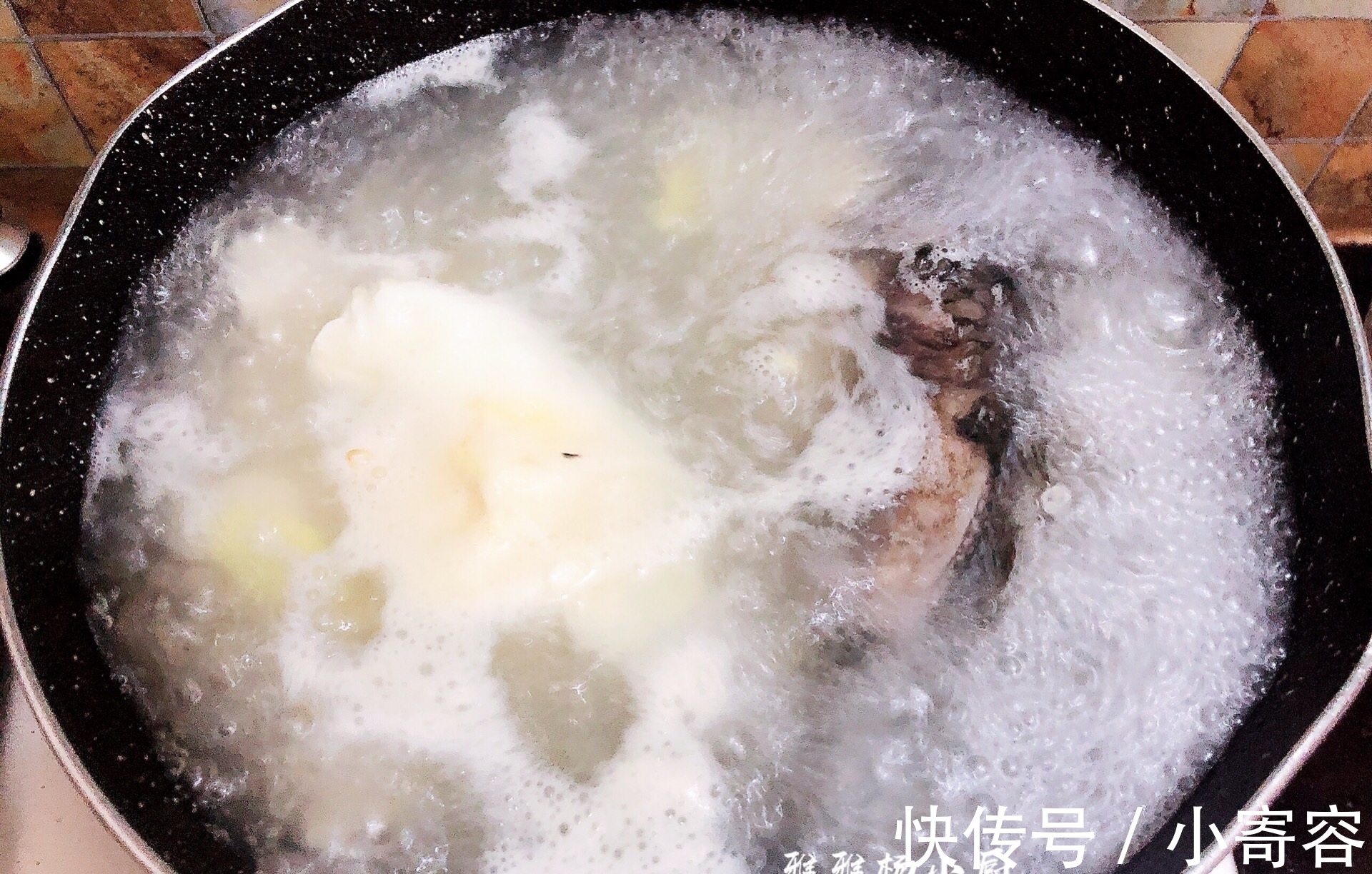 生滚汤|炖鲫鱼汤，别只加水炖，多加一个它，鱼汤奶白，好喝无腥味