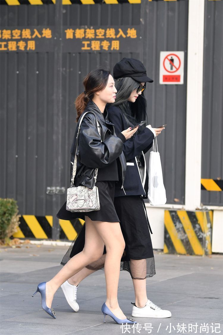 美女|街拍:美女黑和蓝色相间的皮草,搭配一条黑色拼接皮裤,时尚个性