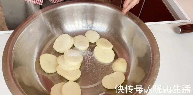 土豆不要再炒土豆丝了,教你新做法,家人都抢着吃,太香了