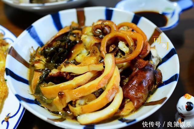 周末的晚餐4个菜都是硬菜，还配上水果饮料，你看吃得如何