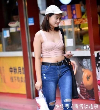 小姐姐|美女搭配灰色露肩连衣裙,美得令人惊艳,帅气时髦