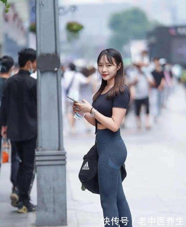 露背 黑色露背长袖搭配深色打底裤，时尚好看，简单舒适有质感！