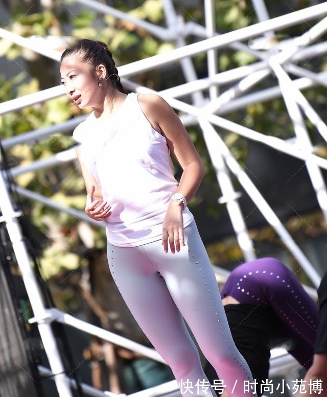 运动装|贴钻紧身瑜伽裤搭配宽松上衣。简约干净，清爽时尚