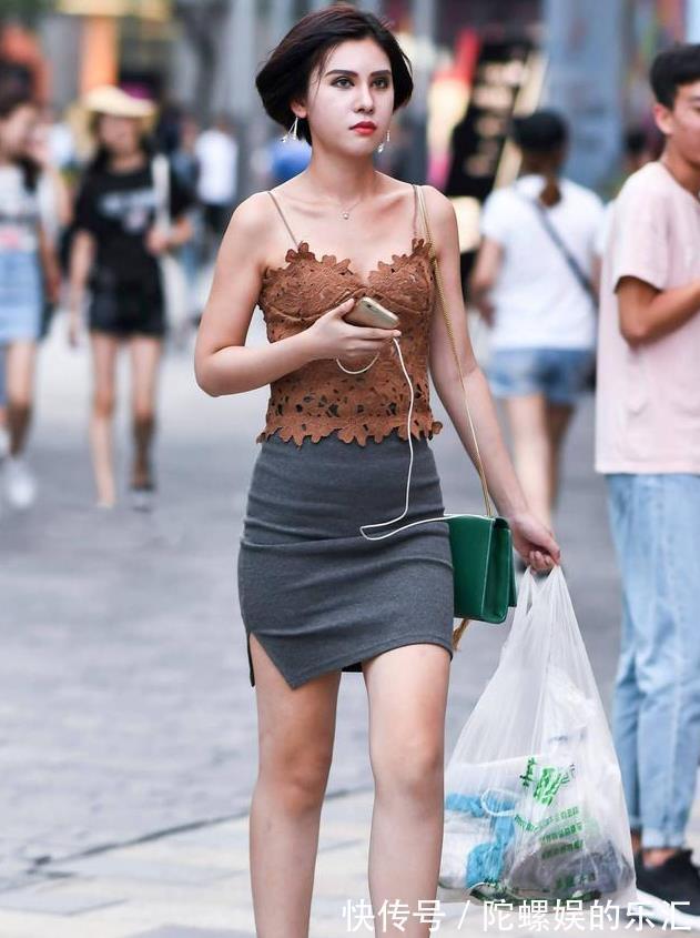 军绿色 军绿色修身上衣搭配瑜伽裤,娇嫩丰盈,温文尔雅