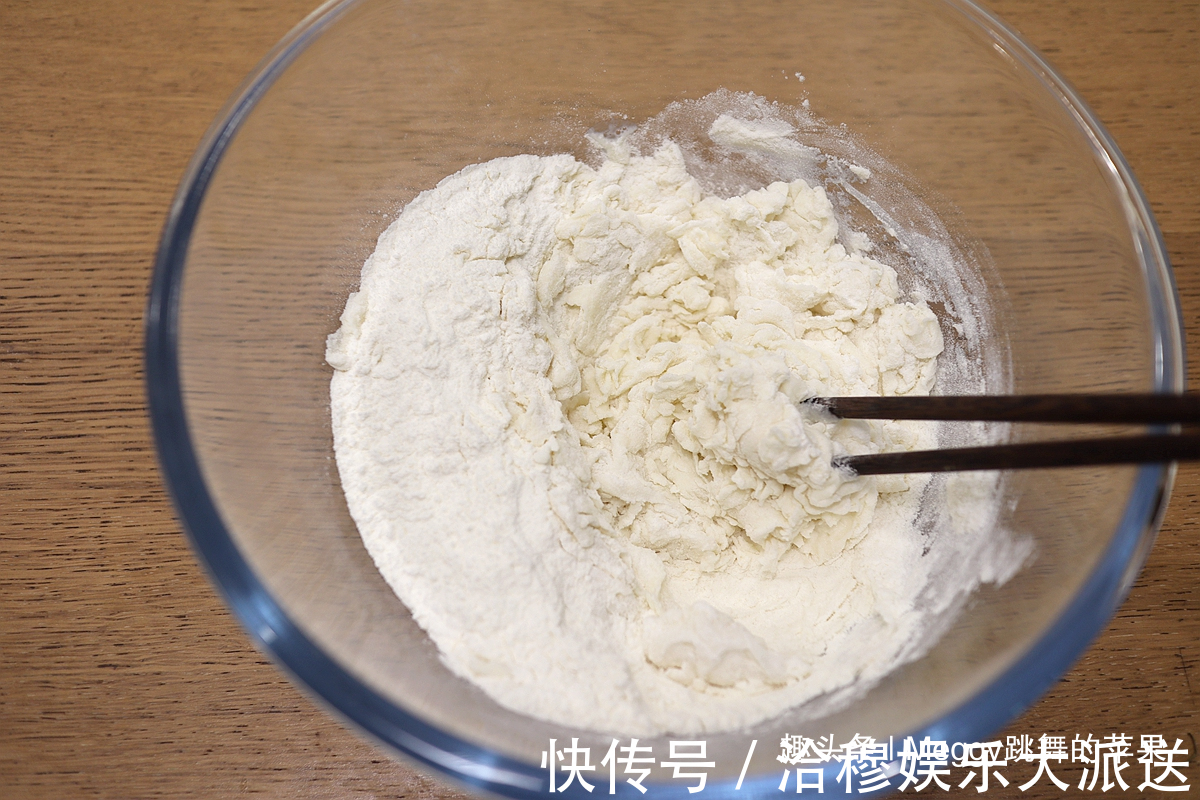 别争了！外酥里嫩的葱花饼，凉水还是热水揉面跟我学，全会了