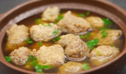 汆丸子,入锅容易散,大厨教你3个技巧,丸子饱满多汁,不松不散