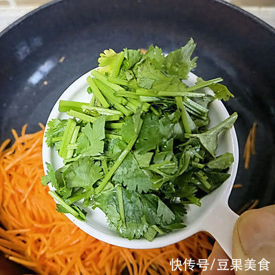 吃了这碗美味家常菜:凉拌胡萝卜,一口下肚感觉超暖