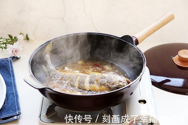 让鱼更“鲜”的做法,加块它一起炖,营养翻倍,一点都不腥