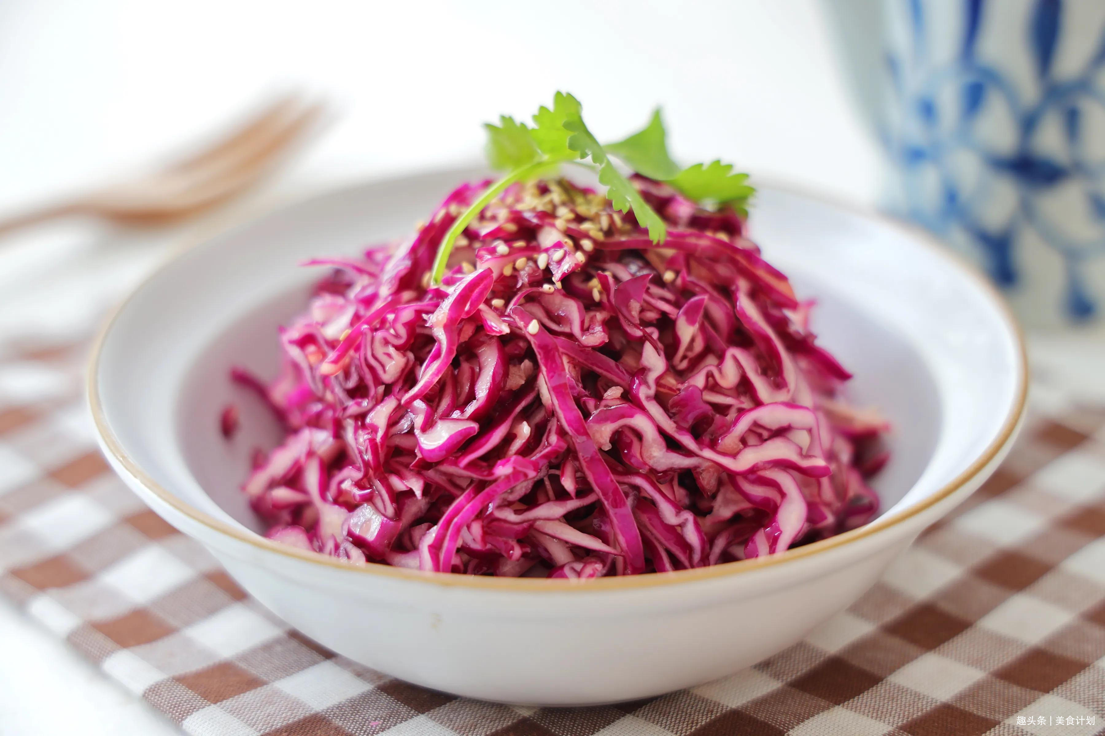天热了，我家最爱的凉拌紫甘蓝，清凉爽口，富含花青素，超级好吃
