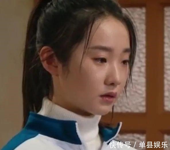 张艺凡遭镜头怼脸拍,真实颜值暴露,脸上小疙瘩抢镜