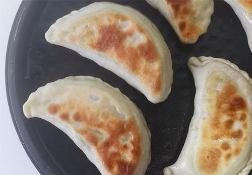 这菜春季正时令，鲜嫩多汁又实惠，5块钱3把，烙菜盒子就是香