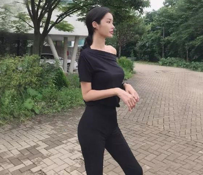 气质优雅 搭配打底裤上身效果很显气质,显个性和时尚潮流范儿,气质优雅时尚