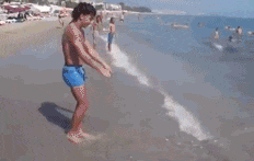 狗子|“一男子为了庆祝好友退役归来,竟女装欢迎?”哈哈哈哈