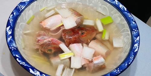 炖鱼汤|秋天,有钱没钱,多吃此鱼,刺少肉多还便宜,炖汤喝营养高又鲜美