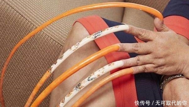 女孩23年来竟没剪过手指甲,都感叹女孩平时怎么上厕所的!