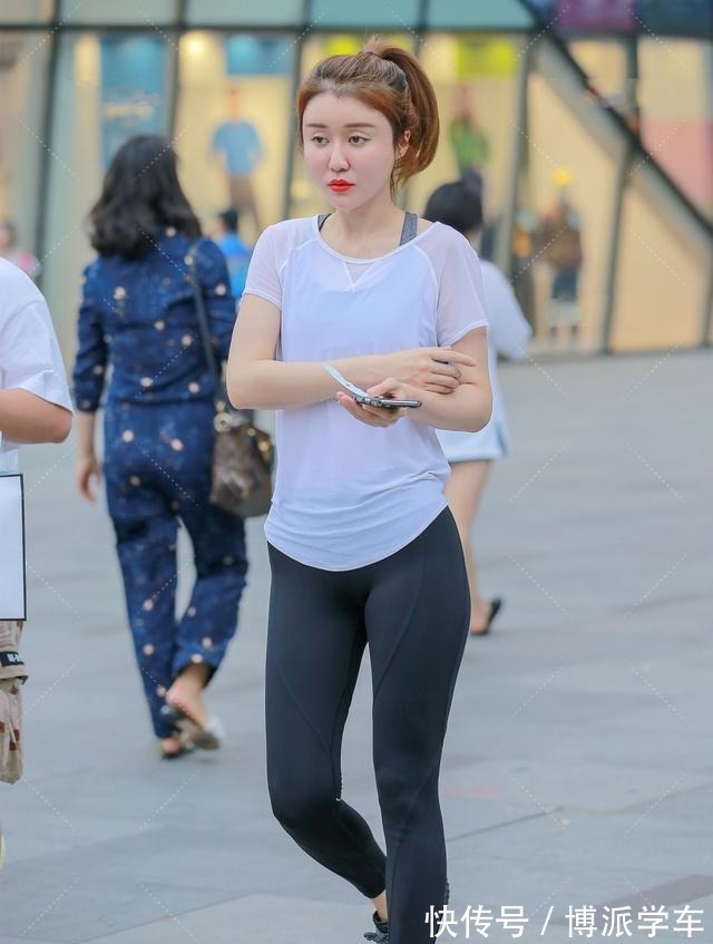 身材 清透露背T恤搭配黑色瑜伽裤,清爽性感,秀身材必选运动装!