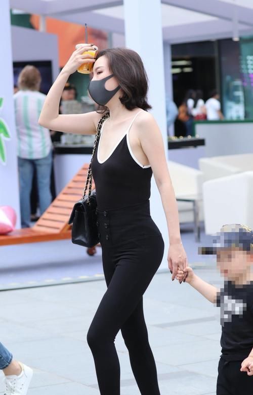 街拍下班偶遇一位时尚辣妈,身材有型让人过目不忘