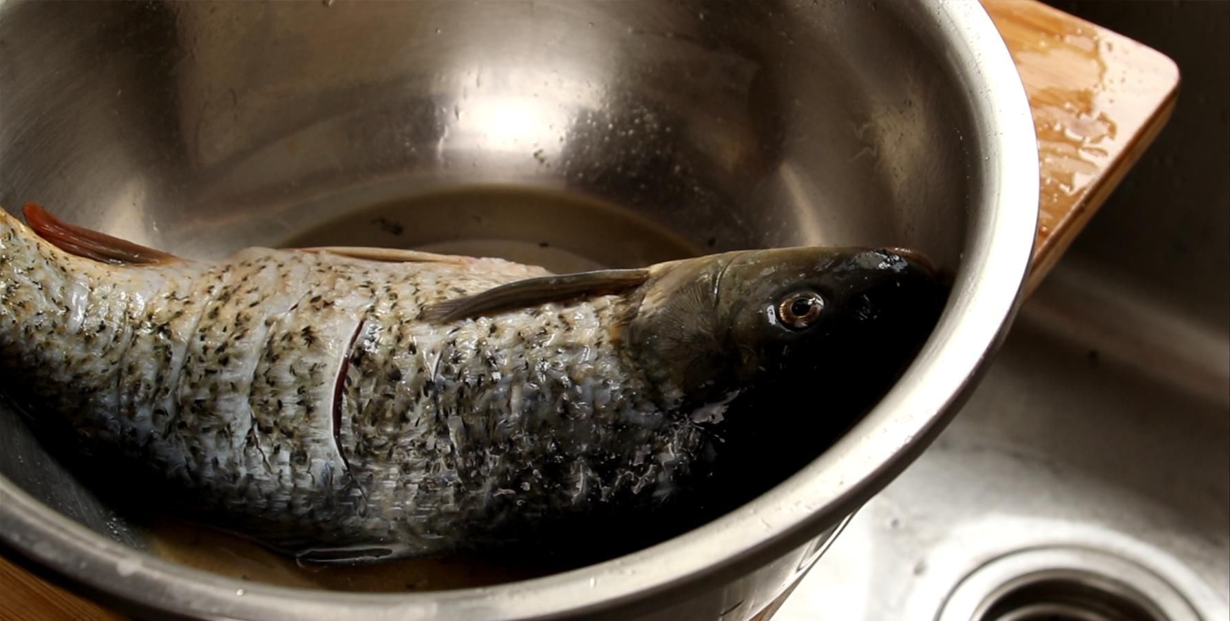 给鱼去腥,最忌讳放酒和醋,学会这几招,鱼肉鲜嫩没腥味