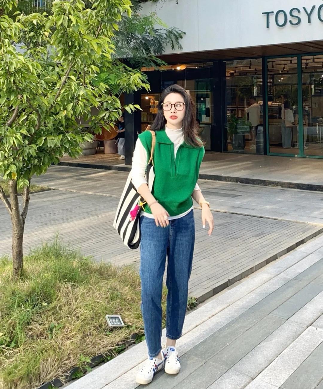针织马甲|秋天的针织马甲,要穿简约款,搭配衬衫和阔腿裤,穿出好气质