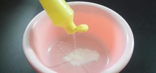 毛巾脏别再洗衣液洗, 洗的时候加一点它, 洗完毛巾就跟新的一样干净