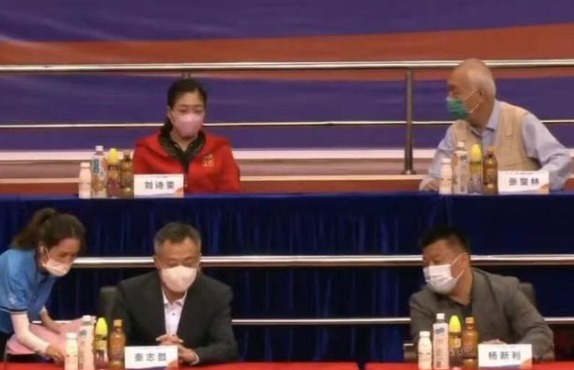 世界第一|邓亚萍恩师现身颁奖,刘国梁主动上前问候,曾力排众议引进邓亚萍