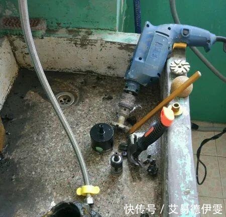 大爷用石头来养花,越养越值钱,有人出1000块也不卖!