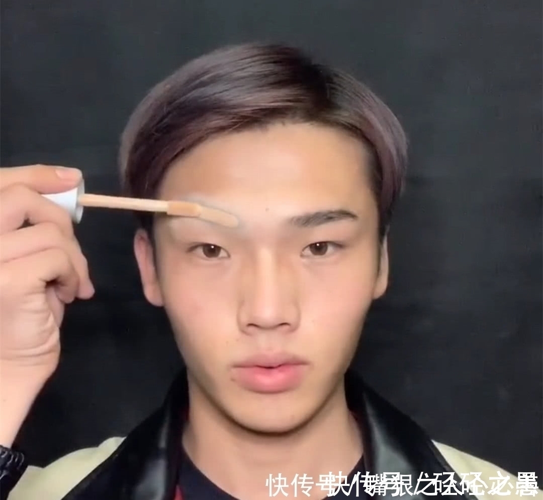 眉毛|美妆大佬有多厉害?小哥仿妆“美杜莎”,网友:能把手机来吗?