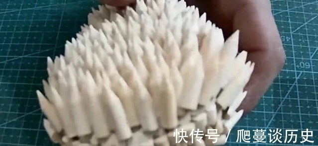 鲛肌|网友用筷子制作鲛肌手办,一开始认为是个黑铁,结果发现是个王者