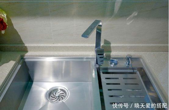 水槽|越来越多人厨房不装不锈钢水槽了，如今回家都装这种，太聪明了
