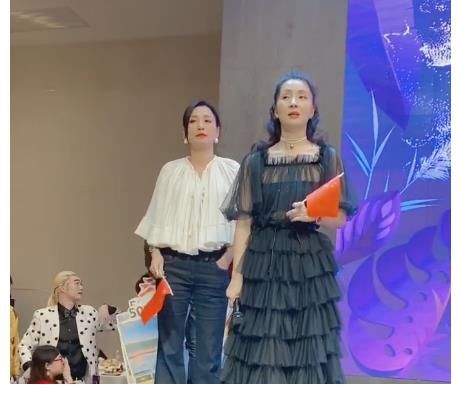 大場面|陶虹張庭林瑞陽年會變大型愛國現場，全員手舉國旗：我愛我的祖國！