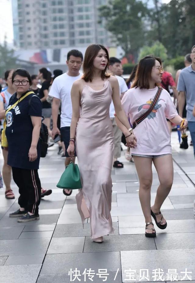 时尚|时尚露背连衣裙,充满了无限的魅力,毫不费力地吸引别人的眼球