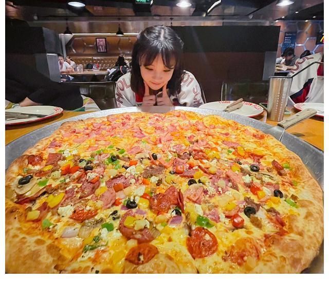 宋雨琦回母校打卡最爱的披萨店，尺寸惊人，网友：确定吃得完？