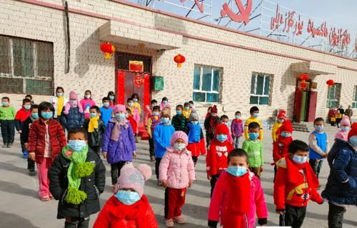 北京阿姨手织毛衣围巾温暖新疆娃