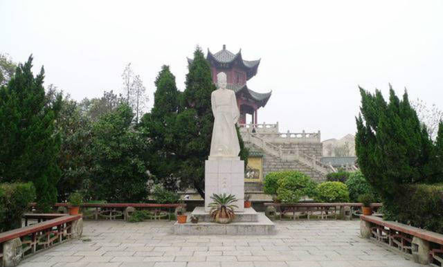 这首诗|白居易这首诗充满哲理,不仅入选《唐诗三百首》,同时还选入课本