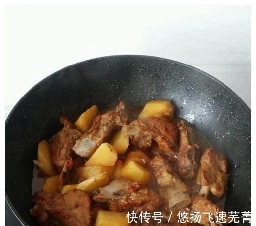 表姑|排骨炖土豆这样做,满屋肉香,入口酥烂,只须简单两步!