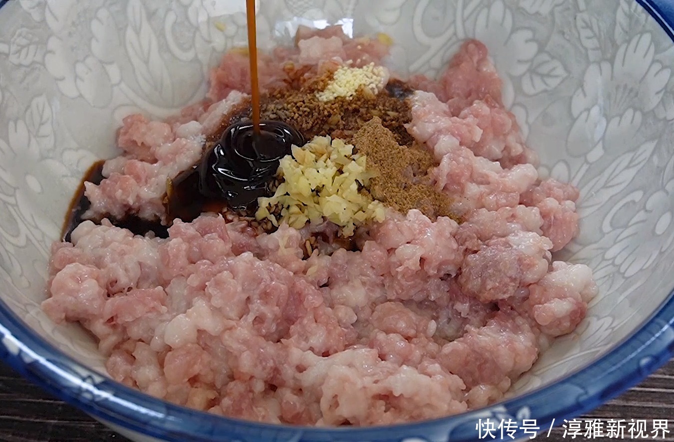 十足|用玉米面做菜饼子,外酥里软,馅料香味十足,我能吃5个,真解馋