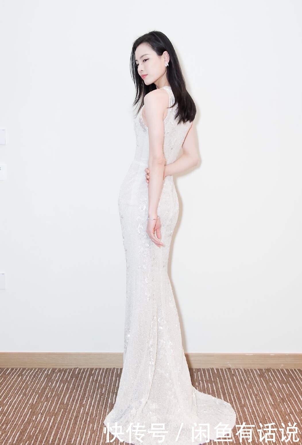 气质优雅|吴敏霞罕见露面,穿西装配阔腿裤拍时尚大片,气质优雅不输女星