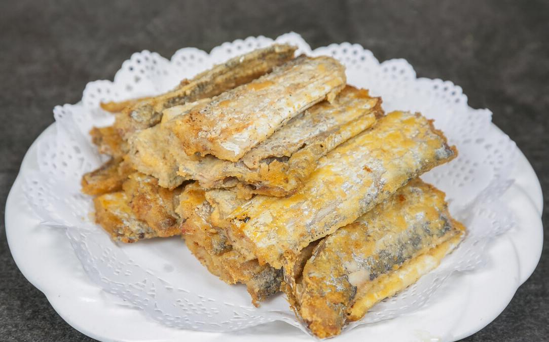 外酥|煎带鱼时,裹淀粉还是裹面粉?教你最香的做法,煎出来外酥里嫩