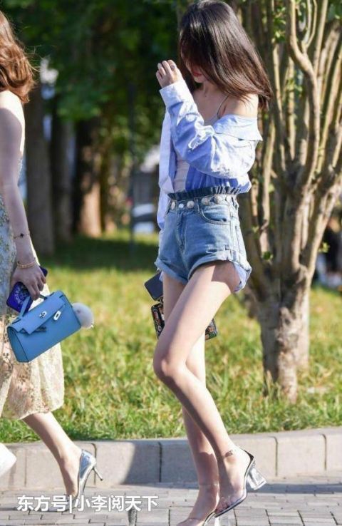 美女衬衫配热裤,大长腿抢镜,塞进短裤的衣角漏出来略显尴尬