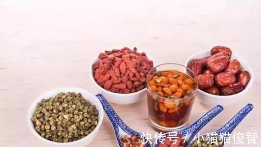 泡水|枸杞加1物,坚持泡水喝,补足肾气身体壮,肝也悄悄变好!