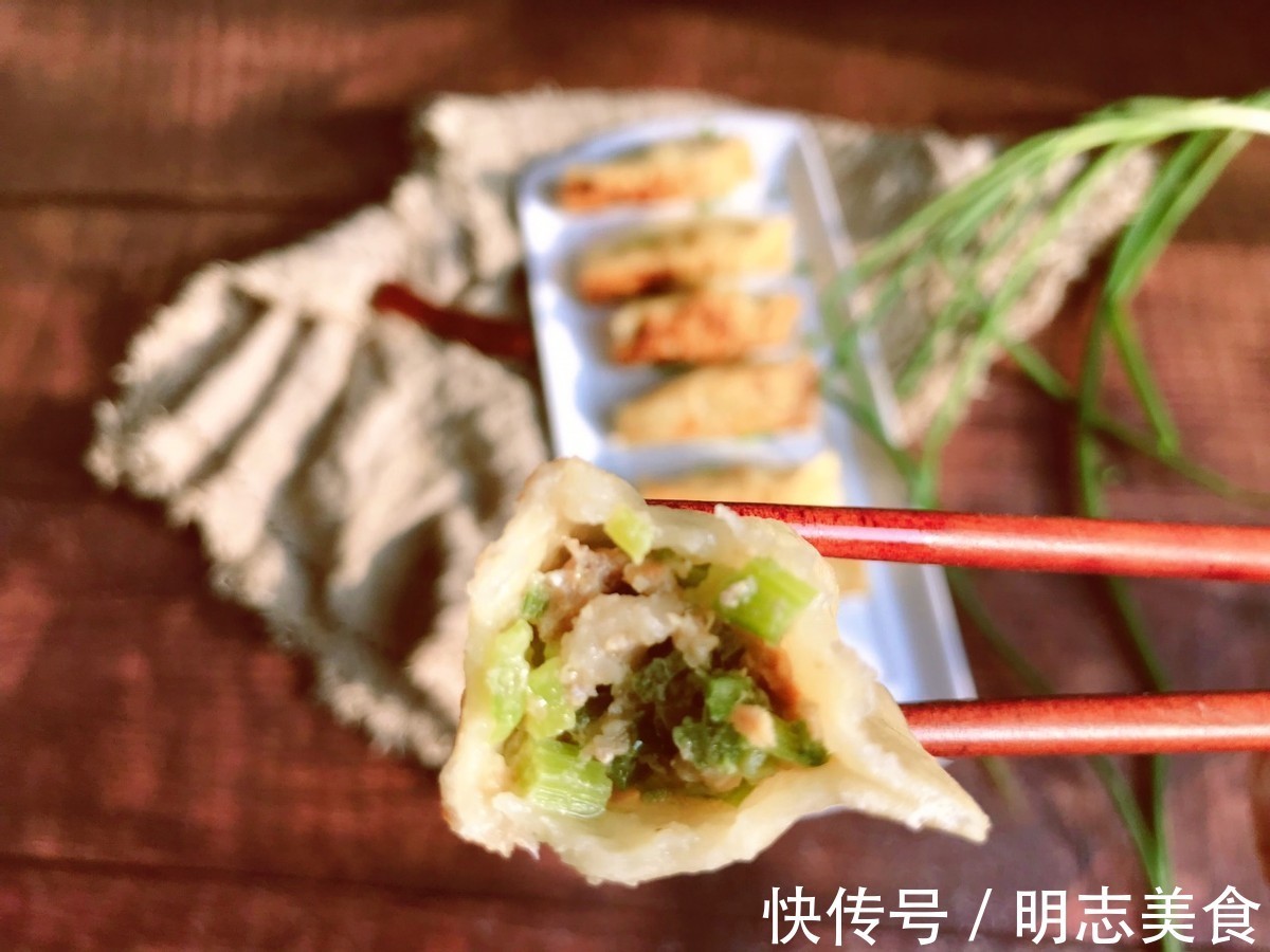 面皮|一咬嘎嘣脆的芹菜肉锅贴，个个酥脆鲜香，真解馋
