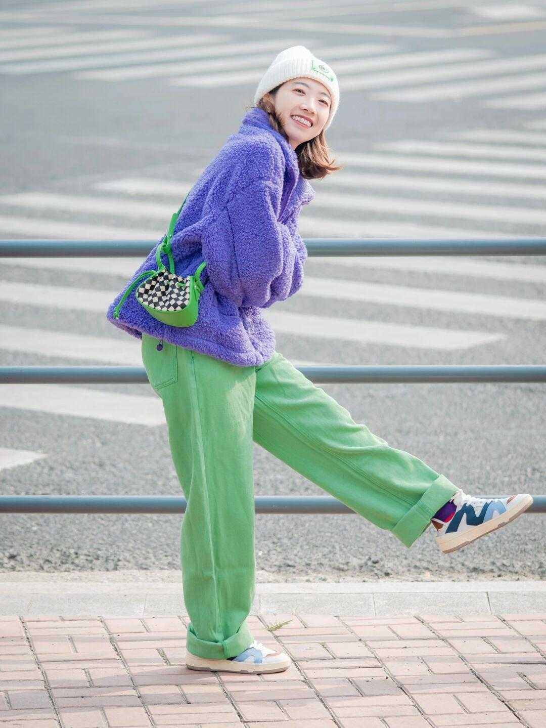 穿搭 冬季要拒绝“老气感”,快安排上这3条高级色裤装,洋气炸了