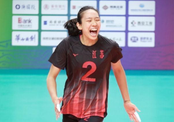江蘇女排|1米96女排天才蒙圈！17歲副攻表情僵硬心理崩盤，如何接班袁心玥