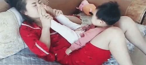 妈妈|为了逗宝宝,妈妈闻了宝宝的脚假装晕倒,接下来宝宝的反应亮了