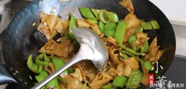 2张豆皮,3个青椒,做出来的青椒豆皮,好吃又美味