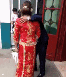 |搞笑GIF:当时就吓懵了 不是说好的只是洗澡吗