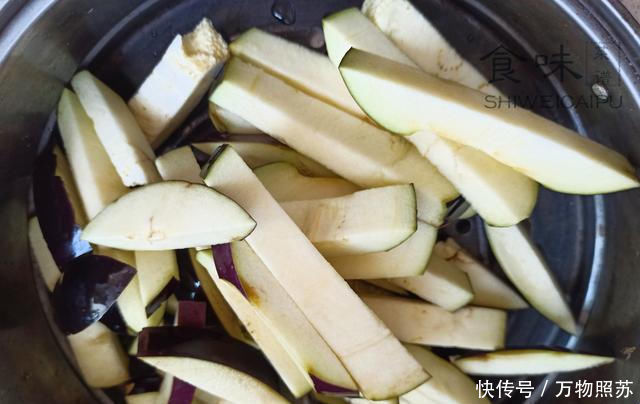 上桌|蒸茄子,直接上锅蒸不对教你一招,茄子鲜嫩不发黑,上桌就光盘