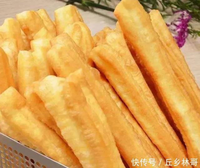 吃了半辈子油条,终于找到最正确的做法,只加一包它,根根都蓬松