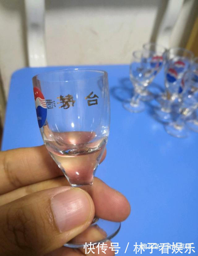  用来|茅台酒自带2个小酒杯，作用不是一般的大，如果只用来饮酒就错了