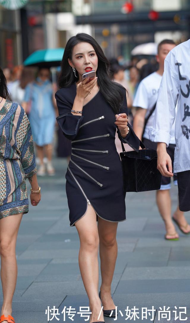 街拍:简约风格的藏青色连衣裙,加上六条拉链做装饰,精致又颇具正式感